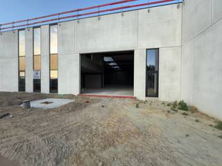 In de moderne KMO-zone Spot 44, gelegen in de Industriezone Deinze Noord, bieden wij een nieuwbouw bedrijfsunit te huur aan. Deze combinatie...