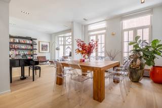 Two connected townhouses in a prime location in the heart of the cityIn the vibrant city center, right in the shopping district, we find this...