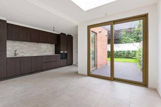 <p>Energiezuinige en duurzaam gerenoveerde stadswoning (2026) in een rustige straat.<span></span></p>
<p>Deze instapklare woning verwelkomt u via een inkomhal met gastentoilet. Vanuit de hal bereikt u de ruime en lichtrijke woonkamer met aansluitende eetkamer en de trap naar de eerste verdieping. De volledig ingerichte keuken is voorzien van alle hedendaagse comfort, waaronder een kookplaat, dampkap, vaatwasser en microgolfoven. Aansluitend bevinden zich een praktische berging, de kelder en de aangename tuin met terras. De tuin is tevens bereikbaar via de rechterzijde van de woning.</p>
<p>Op de eerste verdieping geeft de nachthal toegang tot twee ruime slaapkamers, een afzonderlijk toilet en een comfortabele badkamer uitgerust met een ligbad, douche en badkamermeubel. De tweede verdieping is volledig ingericht als master bedroom en biedt een ruime en rustige slaapomgeving.</p>
<p>Deze charmante stadswoning combineert hedendaags wooncomfort met een rustige ligging en vormt de ideale thuisbasis voor wie op zoek is naar ruimte, kwaliteit en duurzaamheid.<br /><br />Extra info: vloerverwarming I warmtpomp I renovatiejaar 2026 I EPB in opmaak I infoplicht in aanvraag I <span>watertoets: P-score: A I G-score: A</span></p>