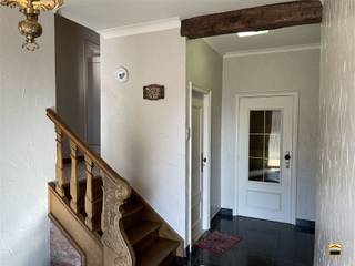 Uitzonderlijk ruime woning met loods op gunstige locatie Deze woning treffen we aan in een rustige straat aan de rand van Sint-Truiden. De...