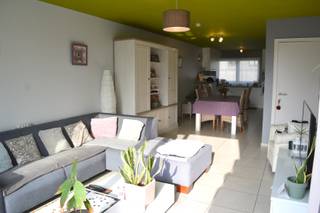 Op zoek naar een instapklaar appartement met ruimte en alle comfort? Dit verzorgde duplexappartement maakt deel uit van een kleinschalige residentie met slechts 3 appartementen en geniet van een uitstekende ligging in het centrum van Gullegem.<br /><br />Indeling als volgt:<br />Op de eerste verdieping kom je terecht in een aangename en lichtrijke leefruimte met een open keuken, een apart toilet en als absolute troef een ruim zonneterras. De ideale plek om te genieten van een aperitief, een gezellige maaltijd of gewoon heerlijk te ontspannen.<br /><br />De tweede verdieping biedt 2 volwaardige slaapkamers en een verzorgde badkamer, uitgerust met een praktische douche.<br /><br />Instapklaar!<br /><br />Onze ref. DEV5177<br />Stedenbouwkundige info in aanvraag