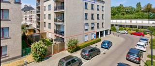 <p>Ruim en instapklaar GLV appartement met 2 slaapkamers, terras, tuin, garage en privé staanplaats.</p><p>Dit instapklare GLV appartement biedt 113 m² wooncomfort op een zeer centrale locatie in een rustige woonwijk zonder doorgaand verkeer. De ruime open en lichtrijke leefruimte van 32m² met directe toegang tot het terras en tuin, sluit aan op een praktische open keuken met recent vernieuwde toestellen, met aansluitend een ruime berging.</p><p>Het appartement beschikt over twee volwaardige slaapkamers met zicht op de tuin en aansluiting voor tv en internetaansluiting, een deels gerenoveerde badkamer met bad, douche en meubel, nieuwe condensatieketel (2024) en is onmiddellijk bewoonbaar.</p><p>Extra troeven zijn:</p><p>Inbraakwerende deur, alarm, maatwerk vestiaire kast voor schoenen en jassen, ruim terras, onderhoudsvriendelijke tuin met tuinhuis, alle ramen voorzien van rolluiken, vliegenramen, ruime fietsenberging, garage met nieuwe automatische sectionaalpoort + privé staanplaats en een extra ruime berging op de begane grond.</p><p>Met scholen, openbaar vervoer, winkels en ontspanning op wandelafstand van het Park Rivierenhof, Groot Schijn en Sportoase, een vlotte verbinding naar de snelweg, combineert deze woonst ruimte, comfort en een uiterst praktische ligging.</p>