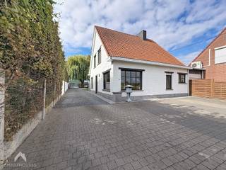 <p>Deze charmante woning combineert 3 volwaardige slaapkamers, een ruime tuin en een grote garage met heel wat praktische opbergruimte.</p>
<p>Via de inkomhal komt u rechtstreeks in de leefruimte. Aansluitend bevindt zich de geïnstalleerde keuken, met aansluitend een handige was- en bergruimte. Op het gelijkvloers vindt u eveneens de badkamer, uitgerust met een bad, wastafelmeubel en toilet.</p>
<p>Een van de grote troeven van de woning is zonder twijfel de ruime tuin, waar u op verschillende momenten van de dag van de zon kunt genieten. Achteraan het perceel bevindt zich bovendien een grote garage met extra opslagruimte op de verdieping.</p>
<p>Op de eerste verdieping zijn er drie volwaardige slaapkamers. Nog meer bergruimte nodig? Ook de zolder biedt bijkomende opslagmogelijkheden. Tot slot beschikt de woning over parkeergelegenheid voor 3 wagens aan de voorzijde.</p>
<p>Een praktische en charmante woning met heel wat mogelijkheden, zowel binnen als buiten!</p>
<p>Troeven:</p>
<ul>
<li>Energiezuinig</li>
<li>Rustige ligging</li>
<li>Veel parkeermogelijkheid</li>
<li>Grote tuin</li>
</ul>
<p>Bezoekweekend op 3 en 4 oktober maak hier uw afspraak: https://calendly.com/stefaniedumortier/30min</p>
<p>Deze woning is te koop ZONDER makelaar via het concept van Smart Houses! Wenst u verdere inlichtingen of een bezoek? Contacteer rechtstreeks de eigenaar via +32477322564 (liefst via whatsapp)</p>