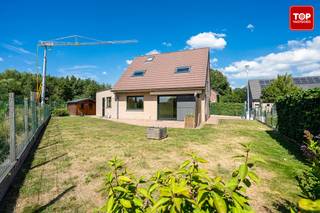 <p><span>Op het einde van een rustige doodlopende straat, in een aangename residentiële woonwijk, bevindt zich deze instapklare alleenstaande woning.<br /><br />Hier geniet u van een uitzonderlijk rustige ligging met een prachtig open zicht over de achterliggende velden, terwijl de R4 zich op slechts enkele minuten bevindt en zorgt voor een vlotte verbinding.</span></p>
<p><span>Binnenin valt meteen de ruime en lichtrijke leefruimte met open keuken op, waar grote raampartijen zorgen voor een overvloed aan natuurlijk licht en een mooi contact met de tuin. </span></p>
<p><span>De woning beschikt over drie slaapkamers en een comfortabele badkamer die uitgerust is met zowel een ligbad als een douche. <br /><br />Daarnaast biedt de zolder heel wat extra bergruimte en mogelijkheden, terwijl de inpandige garage zorgt voor extra comfort en praktisch gebruiksgemak.</span></p>
<p><span>De zonnige tuin vormt een absolute troef. Dankzij de gunstige oriëntatie en het vrije uitzicht over de velden geniet u hier in alle rust en privacy van het buitenleven.</span></p>
<p><span>Bent u op zoek naar een instapklare gezinswoning die rust, ruimte en een uitstekende bereikbaarheid combineert? <br /><br /></span><span>Bel Top Vastgoed op 0475 700 700 voor een bezoek.</span></p>