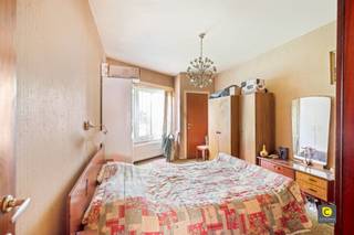 <h3><span>Gelijkvloers appartement met 2 slaapkamers en overdekt terras!</span></h3><p><span>Dit te renoveren gelijkvloers appartement is ideaal voor wie op zoek is naar een centraal gelegen en praktisch ingedeelde woonst met veel potentieel. <br />De ligging is uitstekend: op wandelafstand van het openbaar vervoer, scholen, parken, winkels (Aldi op de hoek van de straat) en horeca. <br />Nabij de fietsostrade richting Antwerpen-centrum/Mechelen, treinstation (Berchem en Mortsel) en de luchthaven van Deurne bevinden zich op een boogscheut.<br /></span><span><br /></span><span>Dit appartement heeft volgende indeling:</span></p><p><span>Leefruimte, keuken en terras:</span><span><br />De woonkamer geniet van veel natuurlijk licht dankzij de kamerbrede raampartijen en beschikt over een mooie oppervlakte die voldoende plaats biedt voor een salon alsook eetkamer in te richten. De aparte keuken biedt toegang tot het overdekte terras en is voorzien van kasten. Het overdekte terras is een rustige plek waar je het hele jaar door kan genieten van buitenruimte.</span></p><p><span>Slaapkamers en badkamer:</span><span><br />Het appartement beschikt over 2 ruime slaapkamers die genieten van natuurlijk licht en uitkijken op de tuin.<br />De badkamer is uitgerust met een douche, lavabo en toilet. </span></p><p><span> </span></p><p><span>Tuin:</span></p><p><span>Aanpalend aan het terras start een aangename oost-georiënteerde tuin (70m²). </span></p><p><span>De eigenaars van dit gelijkvloers appartement hebben gebruiksrecht van de tuin.</span></p><p><span> </span></p><p><span>Kelder:</span><span><br /></span><span>Bovendien beschikt dit appartement over 2 private en droge kelderbergingen. </span></p><p><span> </span></p><p><span>Troeven:</span></p><p><span>- Recent vernieuwd dak</span></p><p><span>- Rolluiken</span></p><p><span>- 2 private kelders</span></p><p><span>- Kleinschalig gebouw </span></p><p><span>- Mobiscore: 8,9/10</span></p><p><span> </span></p><p><span>Hoewel het appartement te renoveren is, biedt het een stevige basis met een functionele indeling, mooie ruimtes en veel licht. <br />Het overdekte terras is een echte meerwaarde, net zoals de rustige ligging binnen een kleinschalig gebouw.</span></p><p><span> </span></p>