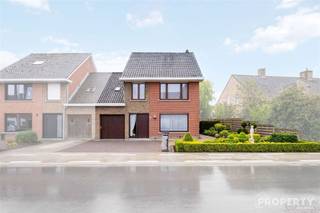 Ontdek deze charmante woning in het hart van Meulebeke, die perfecte harmonie biedt tussen ruimte en comfort. Met een bewoonbare oppervlakte van...