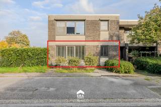 <p>Instapklaar gelijkvloers appartement met tuin en garage</p>
<p><strong>Lommel-Centrum: Ruim (109m²) gelijkvloers appartement met 2 slaapkamers, tuin en garage.</strong></p>
<p><strong><u>Troeven</u></strong></p>
<ul><li>Gelijkvloers met onderhoudsvriendelijke tuin + terras</li><li>EPC = C</li><li>Vernieuwde PVC ramen met HR-glas (2023)</li><li>Badkamer gerenoveerd (2018)</li><li>Ruime garage</li><li>Gunstige ligging nabij Lommel-Centrum en o.a. winkels, scholen, openbaar vervoer, natuurgebied Lommelse Sahara, ..</li><li>Momenteel verhuurd en beschikbaar vanaf 01-01-2027</li><li>Ruime woonkamer met veel lichtinval</li><li>Ook geschikt als investering!</li></ul>
<p><strong><u>Indeling:</u></strong> inkomhal - toilet - woonkamer - keuken -hal - badkamer - berging/wasplaats - slaapkamer 1 - slaapkamer 2</p>
<p><strong><u>Extra:</u></strong> terras - tuin - garage</p>