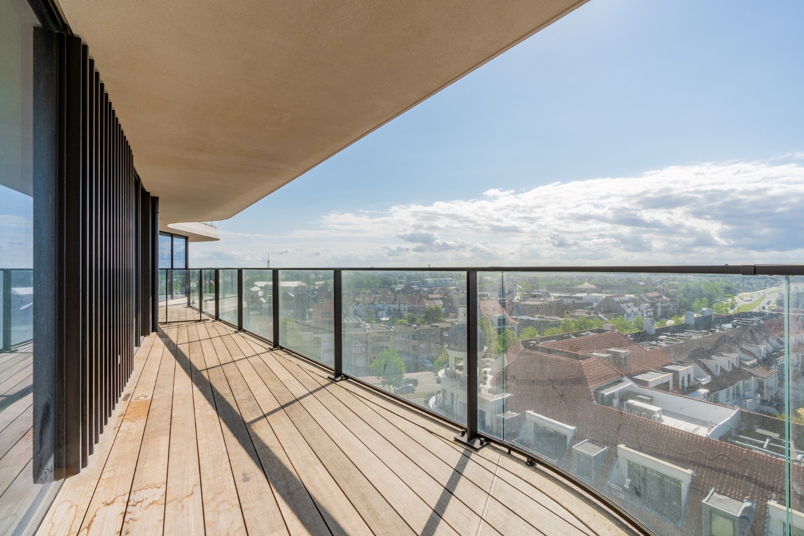 Appartement très conviviale et luxueux avec vue panoramique et terrasse ensoleillée. - photo 1