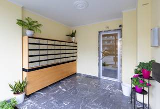 <p>Ontdek dit lichtrijke appartement met 1 slaapkamer en terras in Sint-Pieters-Woluwe, gelegen op de 7de verdieping van een verzorgde residentie met lift en een prachtig uitzicht over Brussel. Dankzij de vlotte verbinding naar het centrum van Brussel en de Brusselse ring, de nabijheid van openbaar vervoer en de campussen van de V.U.B. en U.L.B., geniet je hier van een bijzonder aangename en centrale woonomgeving.</p><p>Het appartement omvat een inkomhal met veiligheidsdeur en vestiaire, een ruime woonkamer met veel natuurlijke lichtinval, een ingerichte keuken, een grote slaapkamer, een badkamer en een afzonderlijk toilet. Daarnaast beschik je over een privatieve kelder en het gebruik van een mooie gemeenschappelijke tuin.</p><p>Dit instapklare appartement werd gerenoveerd in 2007 en is momenteel vrij van gebruik. Mogelijkheid tot aankoop van een ruime garagebox.</p><p><u>Interesse?</u><strong><u> Eerste bezoeken tijdens onze Avant Première op woensdag 13 mei en vrijdag 15 mei 2026.</u></strong></p><p>Plan uw bezoek nu via onze website van Living Stone of neem contact op via 0474/03.26.38 !<br />Documenten te raadplegen onder "downloads".<br /><br />Deze prijs is een richtprijs.</p><p></p><p>EPC Klasse E+ – 228kWh/m².</p>