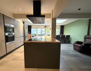 Gelegen aan de rand van het bruisende centrum van Brasschaat vindt u deze ruime gezinswoning met een bewoonbare oppervlakte van + 200 m². Met de perfecte ligging nabij invalswegen, natuurgebieden, scholen en openbaar vervoer is dit de ideale plek voor iedereen die waarde hecht aan zowel rust als bereikbaarheid.<br /><br />Deze energievriendelijke woning biedt, ondanks enkele afwerkingspunten, een ideale combinatie van comfort en duurzame materialen en omvat volgende indeling;<br />- Gelijkvloers - <br />Bij binnenkomst wordt u verwelkomd in de hal met gastentoilet, die leidt naar een royale garage met automatische poort. Deze verdieping herbergt tevens een hobbyruimte of bureau, ideaal voor thuiswerk, en twee slaapkamers. <br /><br />- 1e Verdieping: -<br />De eerste verdieping is het hart van de woning, met een royale woonkamer van 34 m² die is voorzien van een stijlvolle visgraatparket en een sfeervolle pelletkachel. De vernieuwde, ruime leefkeuken is een waar hoogtepunt van deze woning. Grote ramen en dakkoepels zorgen voor een overvloed aan natuurlijk licht . De keuken is volledig uitgerust met hoogwaardige apparaten en beschikt over een kookeiland en een eethoek. Bovendien heeft u vanuit de keuken toegang tot het boventerras, dat via een vaste trap toegang geeft met de achtertuin.<br /><br />Op de tweede verdieping bevinden zich twee slaapkamers (+/- 9 en 20 m²) en de te moderniseren badkamer uitgerust met een ligbad, douche, toilet en lavabomeubel. <br /><br />De achtertuin is volledig omheind, voorzien van een tuinberging en biedt een oase van rust, omringd door groen.<br /><br />Hoewel de woning reeds in 2023 is gerenoveerd, zijn er enkele opfrissingpunten die u naar eigen inzicht kunt aanpakken om de woning helemaal naar uw smaak te maken. <br />Door de recente energetische en kwalitatieve vernieuwingen beschikt deze woning over volgende troeven; <br /><br />- Elektriciteit conform de laatste normen<br />- Nieuwe zonnepanelen (2023) <br />- Vernieuwd en geïsoleerd dak<br />- Een moderne, condenserende verwarmingsinstallatie<br />- Rolluiken <br />EPC score B - 106 kwh/m² <br /><br />Overtuig uzelf tijdens een bezoek ter plaatse!!!