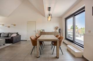 Dit onberispelijke appartement met een bewoonbare oppervlakte van 54 m² combineert comfort, ruimte en een praktische indeling. <br /><br />De lichtrijke leefruimte sluit naadloos aan op de volledig uitgeruste keuken, die voorzien is van alle nodige toestellen.<br /><br />De slaapkamer vormt een aangename rustplek. De naastgelegen badkamer is voorzien van een douche, een enkel lavabomeubel en praktische ingemaakte kasten.<br /><br />Een absolute troef van dit appartement is het uitzonderlijk ruime terras van ca. 30 m². <br /><br />Dankzij de rustige ligging en het open uitzicht op het achterliggende agrarisch gebied geniet u hier in alle privacy. Deze unieke buitenruimte vormt een verlengstuk van de leefruimte en biedt een ideale plek om te ontspannen.<br /><br />Verder beschikt het appartement over een ondergrondse parkeerplaats en een private berging, wat zorgt voor extra comfort en voldoende opbergruimte.<br /><br />Dankzij de combinatie is dit appartement een uitstekende keuze voor starters, alleenstaanden, koppels of investeerders die op zoek zijn naar een instapklare en zorgeloze aankoop.<br /><br />Interesse?<br />(ver-)Kopen of (ver-)huren in de Noorderkempen?<br />Met vragen kan u altijd bij ons terecht! <br />Dewaele Vastgoed<br /><br /><br />De eigendom wordt aangeboden via de Pre-sale formule. Van 22/08/2026 om 10:00 tot 24/08/2026 om 17:00 kan u het appartement op afspraak komen bezichtigen en een bod uitbrengen. De vermelde prijs is een instelprijs. Voor meer info, gelieve contact op te nemen met de dossierverantwoordelijke.<br /><br />Bestuursmaatregelen in het maatregelenregister: nee