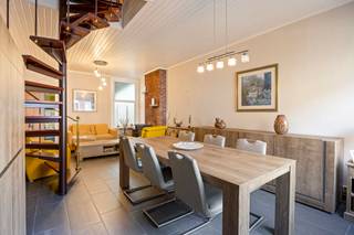 Ben je op zoek naar instapklare rijwoning in Wetteren? Zoek niet verder. Deze woning te Serskampstraat 25 heeft alles wat je zoekt! <br /><br />Indeling gelijkvloers:<br />- Woonkamer<br />- Keuken<br />- Badkamer met douche en toilet<br />- Wasplaats<br /><br />Indeling eerste verdieping: <br />- Nachthal<br />- 2 slaapkamers<br /><br />Bijzonderheden:<br />- Terras<br />- Kelder<br />- Buitenberging<br />- Geen renovatieplicht (EPC D)<br />- Voldoende parkeerplaatsen vooraan de woning <br />- Goede ligging ten opzichte van de Markt in Wetteren, het station, winkels, scholen, restaurants, oprit van de E40, etc.. <br /><br />Mis deze kans niet en plan vandaag nog jouw bezoek in door contact op te nemen met Jill via jill.de.deurwaerdere@albert.immo of 0495 69 61 64. <br /><br />Bij Albert kom je thuis