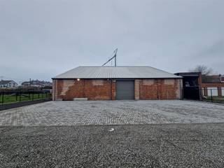 Zoekt u extra opslagruimte of wenst u uw KMO verder uit te breiden, dan is dit totaal vernieuwde magazijn misschien wel iets voor u.Gelegen op de as...