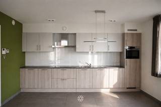 GENT - Sente Clarenhof 13: Ben je op zoek naar een lichtrijk appartement met gezellig balkon en autostaanplaats te huur in Gentbrugge? Dan is dit...