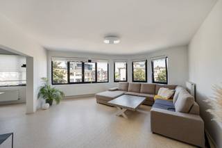 Investeringsgebouw (zonder lift) in art déco stijl aan het Te Boelaarpark.  Een boeiende en aangename woonwijk met veel groen en stijlvolle architectuur.  <br />Het gebouw bestaat uit 3 instapklare appartementen en een handelsgelijkvloers.  <br />Het volledige gebouw werd 10 jaar geleden volledig gestript en weer opgebouwd. <br />Er zitten trouwe en goede huurders in. <br /><br /><strong>Huuroverzicht:</strong>
<ul>
	<li>Gelijkvloers winkel + appartement: € 1.984 per maand - EPC 228 kWh/m2 (C)</li>
	<li>Verdieping 1: € 1.050  per maand - EPC 128 kWh/m2 (B)</li>
	<li>Verdieping 2: € 1.050  per maand - EPC 174 kWh/m2 (B)</li>
</ul>
<br /><strong>Bijzonderheden:</strong>

<ul>
	<li>Individuele kelders per appartement.</li>
	<li>Geen lift, lage algemene kosten. </li>
	<li>Het gebouw ernaast en het gebouw erover hebben beide recent een 'uptopping' gedaan.</li>
</ul>