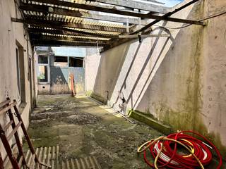 Welkom in<strong> Hoogkamerstraat 88 te Temse.</strong><br /><br />Deze <strong>brede gevelwoning</strong> biedt<strong> veel volume </strong>voor een grote familie. <br />Op het<strong> gelijkvloers </strong>bevindt zich een diepe en <strong>ruime leefruimte</strong>, ideaal om in te richten als <strong>leefkeuken</strong> of <strong>open woonruimte</strong> met directe <strong>verbinding naar buite</strong>n. Achteraan ligt de <strong>koer</strong>, perfect voor zomerse momenten en gezellige barbecues.<br /><strong>De garage </strong>is toegankelijk <strong>via de straatzijde</strong> én <strong>via de koer.</strong><br /><br />Via zowel de binnenzijde van de woning als via de koer is er een vaste trap naar de eerste verdieping.<br />Hier vinden we <strong>een ruime leefruimte, toilet, badkamer en twee slaapkamers.</strong><br /><br />De tweede verdieping omvat nog <strong>twee bijkomende slaapkamers</strong>.<br /><br />De woning is onderhevig <strong>aan renovatieplicht (EPC label F),</strong> wat tegelijk kansen biedt om energiezuinig te renoveren met toepassing <strong>van Mijn VerbouwPremie</strong>. Volgens het <strong>BPA Ter Cauwerburg nr. 5</strong> zijn uitbreiding, heropbouw of sloop &amp; heropbouw mogelijk, mits naleving van de geldende stedenbouwkundige voorschriften.<br /><br /><strong>Technische info:</strong>
<ul>
	<li>EPC: 959 kWh/m² (Label F) </li>
	<li>Renovatieplicht van toepassing</li>
	<li>G-score: A – P-score: A</li>
	<li>Stedenbouw: Wg, Vg, Vv, Gmo, Gvkr</li>
	<li>Garage ( 7,85 m<sup>2</sup> x 2,2 m<sup>2</sup>) + koer (11,9 m<sup>2</sup> x 3,1m<sup>2</sup>)</li>
</ul>
<strong>Ontwikkelingspotentieel (BPA Ter Cauwerburg nr. 5):</strong><br /> <strong>Nieuwbouw mogelijk:</strong>

<ul>
	<li>2 bouwlagen + dakverdieping</li>
	<li>Dakhelling 35°–45°</li>
</ul>
<strong>Extra bijgebouwen:</strong>

<ul>
	<li>45 m² mogelijk in 1 bouwlaag met plat dak</li>
</ul>
<strong>Sloop &amp; heropbouw:</strong>

<ul>
	<li>Toegelaten mits naleving BPA</li>
	<li>Volledige stedenbouwkundige voorschriften op aanvraag. (Geen garantie op goedkeuring door gemeente.)</li>
</ul>
Een eigendom met <strong>breedte, diepte en ontwikkelingsmogelijkheden,</strong> ideaal als ruime gezinswoning, vrij beroep of investeringsproject.<br />Interesse? Contacteer ons voor een<strong> bezoek via 03 369 70 33.</strong>