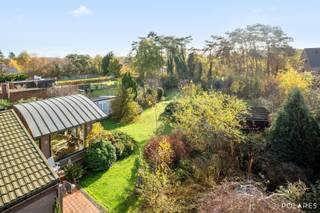 Cette construction ouverte est située sur une grande parcelle de 17a61ca et offre une surface habitable de 196 m² (selon le certificat de...