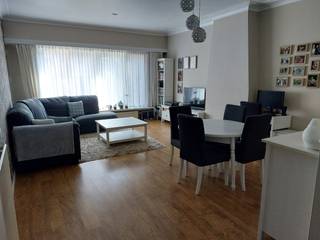 IN OPTIE<br /><br />Lichtrijk gelijkvloers appartement met grote tuin.<br /><br />Troeven:<br />Elektriciteit conform<br />Gedeeltelijk gerenoveerd (EPC C): <br /> - Keuken in 2013<br /> - Badkamermeubels + regendouche in 2013<br /> - Ramen en achterdeur met HR-glas en dak met 12cm isolatie in 2014<br /> - HR-condenserende ketel in 2015<br /> - Voordeur met HR-glas in 2018<br />2 privatieve kelders<br />Grote tuin met minimale inkijk<br />Overal rolluiken<br />Chemische waterkering in 2023<br />Ruim gevoel, licht en hoge plafonds<br />Goed onderhouden<br />Lage gemeenschappelijke kosten (water + elektriciteit gemene delen)<br />Mogelijkheden tot huren overdekte parkeerplaats<br /><br />In de Secretaris Meyerlei, een van de mooiere straten in Merksem, vindt u dit gelijkvloers appartement in een kleinschalig gebouw met 3 appartementen. Via de voortuin komt u in de gemeenschappelijke inkomhal met toegang tot de kelder. In de kelder hangen alle meters en zijn 2 privatieve kelders per appartement voorzien met zeer veel opbergruimte. In het appartement worden alle ruimtes verbonden door de hal met ingemaakte kasten. De lichtrijke woonkamer (27m²) voelt ruim door de hoge plafonds en het open gevoel van het appartement. Er is plaats voor een grote eettafel en gezellig samenzijn met vrienden of familie. Naast de woonkamer vindt u de praktische badkamer met regendouche, wastafel, lange kast, wc en elektrisch handdoekenrek. In de grote slaapkamer (15m²) vindt u rust, een mooi uitzicht op de tuin en ruimte voor grote kasten. De keuken werd vernieuwd in 2013 en is voorzien van een vaatwasser, dubbele wasbak, keramische kookplaat en oven. Er is plaats voor een grote koelkast en er is aansluiting voorzien voor wasmachine en droogkast. In de keuken vindt u ook de toegang tot de grote ZW-gerichte tuin (120m²). Zit u graag in de zon of toch liever in de schaduw, in deze tuin kan beide op de 2 terrassen en onder de bomen. Ook in de winter of tijdens een regenbui kan u nog gezellig vertoeven op het terras onder het afdak.