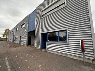 Op zoek naar een goed gelegen magazijn/bedrijfsunit om uw zelfstandige activiteit uit te voeren? Dan is deze opslagplaats iets voor u! De...