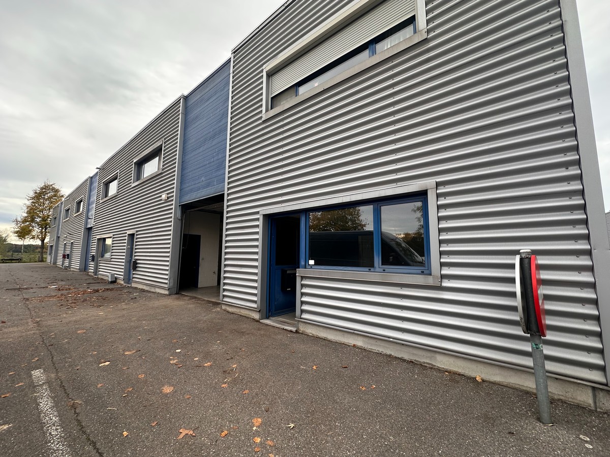 Magazijn/Opslagplaats met een oppervlakte van 170m² met bureauruimte - foto 1