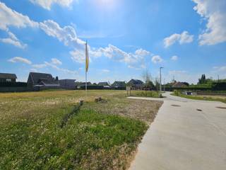 Ontdek deze bouwgronden in de Kasteelstraat te Hooglede. De straat heeft een charmante, landelijke sfeer en ligt dichtbij de stad Roeselare. Hooglede zelf is een rustige gemeente met een mix van woningen en natuur, ideaal voor wie houdt van een rustige omgeving met goede verbindingen naar omliggende steden.

De ruime stedenbouwkundige voorschriften  biedt je tal van mogelijkheden om hier jouw droomwoning op maat te realiseren, volledig volgens jouw wensen.

Benieuwd? Contacteer ons en ontdek alle mogelijkheden. 