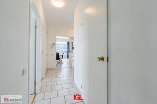 Immo Groot Leeuw stelt u dit 3 slaapkamer appartement voor in Anderlecht. Het bestaat uit een inkomhal die toegang geeft tot de geïnstalleerde keuken en een lumineuze living met terras. Verder zijn er 3 slaapkamers (17,7m², 8,3m² en 8,3m²) alsook een badkamer en apart toilet . Op het kelderverdiep vindt men de privatieve kelder, een gemeenschappelijk vuilnislokaal & fietslokaal.<br /><br />Het appartement is ideaal gelegen nabij de Westland Shopping, supermarkten, openbaar vervoer, scholen en op enkele minuten van de Ring. <br /><br />Het EPC bedraagt 131kWh/m², wat een energiezuinig appartement maakt en de elektriciteit is conform tot 2050! Verder is het dak in 2024 helemaal vernieuwd en is in 2020 de verwarmingsinstallatie vervangen door een condensatieketel in combinatie met een warmtepomp.<br /><br />De maandelijkse lasten bedragen 280 EUR per maand. Dit is voor de centrale verwarming, verbruik van water en het onderhoud van de gemene delen.<br /><br />Er is een mogelijkheid om een ondergrondse staanplaats te huren voor 110 EUR per maand.<br /><br />Mis deze kans niet en neem vandaag nog contact met ons op voor een bezichtiging via telefoon 02 378 04 44 of via mail info@immogrootleeuw.be!