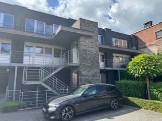 Prachtig duplex appartement in loftstijl van 150m2 op de eerste verdieping in een gebouw met lift! Dit appartement bestaat uit een inkomhal, apart toilet, berging, badkamer (met ligbad, douche, dubbele wastafel), twee slaapkamers waarvan 1 met aansluitend dressing en een eerste terras. De tweede verdieping bestaat uit een bureau, ruime leefruimte, ingerichte keuken (met microgolf, oven, stoomoven, inductievuur, dubbele spoelbak, vaatwas, Amerikaanse koelkast &amp; diepvries, bergruimte, alle toestellen MIELE) en een tweede ruim terras. Overal hoogrendementsbeglazing en airco. Topligging in het centrum, ondergrondse staanplaats in een afgesloten garage en kelderberging inbegrepen in de huurprijs. €1350 huur / maand + € 50 / maand algemene kosten. Staanplaats inbegrepen in de huurprijs. Vrij vanaf 01/09/2026.