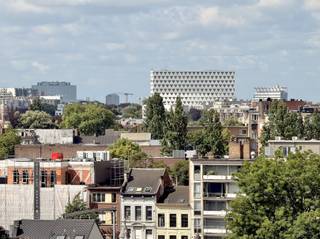 <p><span>ANVERS - Zurenborg</span><span> : Duplex-penthouse avec 3 chambres, 3 terrasses et 2 places de parking dans le centre animé. Score PEB-A.</span></p><p><span> </span></p><p><span>DESCRIPTION : </span></p><p><span>Situé dans le quartier très prisé de Zurenborg, cet emplacement combine la vie urbaine animée avec un cadre de vie agréable, à quelques pas de la gare centrale, de nombreux cafés branchés et de commerces locaux.</span></p><p><span>Ce duplex-penthouse lumineux et spacieux est situé aux 8ième et 9ième étage d'un impressionnant projet de construction récente.</span></p><p><span>Grâce à sa situation centrale, les commerces de proximité et les principales voies d'accès sont facilement accessibles, tandis que le centre-ville est également accessible à pied.</span></p><p><span> </span></p><p><span>Depuis le hall d'entrée avec vestiaire et toilette, on accède d'abord à la cuisine ouverte avec îlot. </span></p><p><span>Elle est équipée d'appareils Bosch encastrés de qualité, notamment un four et un four à vapeur, un micro-ondes, un réfrigérateur et un congélateur, complétés par une plaque à induction AEG. </span></p><p><span>La cuisine s'intègre parfaitement dans le salon spacieux et lumineux, qui bénéficie également d'une agréable lumière naturelle grâce à ses nombreuses fenêtres.</span></p><p><span> </span></p><p><span>Les terrasses sont directement reliées au salon et se trouvent à l'avant et sur le côté de l'appartement, offrant une belle vue sur la ville. </span></p><p><span>L'escalier mène au hall de nuit avec toilette et débarras équipé de branchements pour lave-linge et sèche-linge. À l'arrière se trouvent deux chambres à coucher, ainsi qu'une deuxième salle de bains équipée d'un double lavabo et d'une baignoire. </span></p><p><span> </span></p><p><span>À l'avant de l'appartement se trouve la chambre principale avec une salle de bains attenante équipée d'une douche et d'un lavabo. </span></p><p><span> </span></p><p><span>Une cave est incluse. </span></p><p><span>Deux places de parking doivent être achetées obligatoirement au prix de 30 000 € chacune. </span></p><p><span> </span></p><p><span>PARTICULARITÉS :</span></p><p><span> </span></p><p><span>- Situation centrale à proximité des parcs, des écoles et des voies d'accès</span></p><p><span>- Charges communes : 200 €/mois (électricité et entretien des parties communes, assurance, gestion, ascenseur)</span></p><p><span>- Score PEB-A</span></p><p><span>- Surface utile selon l'EPC : 132 m²</span></p><p><span> </span></p>