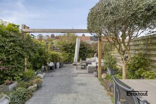 Deze woning bevindt zich in een rustige straat, op wandelafstand van het strand, bus- en tramhaltes en diverse winkels en supermarkten. Op slechts tien minuten fietsen staat men in het centrum van Oostende!<br />Het huis is werkelijk instapklaar en werd door de jaren heen gerenoveerd.<br />Op het gelijkvloers bevindt zich een handelszaak die bestaat uit een winkelruimte/ontvangstruimte, een gastentoilet, 2 bergingen waarvan één met aparte toegang naar de straat en één met afwasbak.<br />Het handelspand werd jarenlang succesvol uitgebaat als kapsalon. Door het verdwijnen van deze activiteit is er vandaag een duidelijke vraag naar een gelijkaardige dienstverlening in de buurt.<br />Daarnaast leent het pand zich uitstekend voor andere vrije beroepen, zoals een nagelstudio, schoonheidsinstituut, hondentrimsalon, medische praktijk,... Verder kan dit handelsgedeelte eenvoudig worden ingericht als polyvalente ruimte of hobbyruimte of bestaat de mogelijkheid om dit gedeelte om te vormen tot een ruime garage mits het bekomen van een bouwvergunning.<br />Het woongedeelte (bereikbaar via een aparte inkomdeur) is ingedeeld als volgt:<br />- op het gelijkvloers; inkomhal, zeer ruime en lichtrijke woonkamer bestaande uit eet- en zithoek, open, geïnstalleerde keuken met mooi granieten werkblad, toegang tot de zonnige en onderhoudsvriendelijke tuin (met uitweg achteraan de woning), berging met aansluiting voor wasmachine;<br />- op de eerste verdieping: nachthal, 3 slaapkamers waarvan één met inbouwmeubels, badkamer met lavabomeubel, toilet en inloopdouche;<br />- op de tweede verdieping: 4e slaapkamer met 'zoldermezzanine" en berging.<br />De elektrische installatie is conform de geldende normen. Bovendien is het pand uitgerust met zonnepanelen met groenestroomcertificaten, die nog ongeveer vijf jaar recht geven op premies van circa € 1.000 per jaar. Waterontharder aanwezig. <br />De ramen werden 8 jaar geleden vernieuwd.<br />Kom zelf de vele troeven van deze moderne woning ontdekken en vraag nu je bezoek aan!