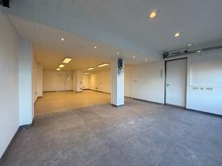 Handelspand met sterke visibiliteit op uiterst commerciële locatie te Zeedijk - Middelkerke!<br /><br />Bent u op zoek naar de perfecte plek voor uw nieuwe zaak, kantoor, praktijk of ... ?<br />Dit handelsgelijkvloers van 80m² combineert een strategische ligging met veel opslagruimte dankzij volledige onderkeldering (80m<sup>2</sup>).<br />De uitbouw zorgt voor een maximale visibiliteit en sterke passage, dankzij ligging op de zeedijk op amper 200m van het Silt - casino. <br /><br /><u>Indeling & troeven:</u><br />- ruime handelsruimte met veel lichtinval.<br />- kelderverdieping als berging/opslag & sanitair (2 toiletten + urinoir + doucheruimte).<br />- instapklaar: nieuwe poort - verlichting - schilderwerken<br />- 6m facade / etalage op de zeedijk (met zij-ingang)<br /><br /><u>Financiële info:</u><br />- huur: € 1750/maand<br />- provisies: € 190/maand (onroerende voorheffing) + € 50/maand (syndic).<br />- beschikbaarheid: direct of in onderling overleg.<br />- nutsvoorzieningen: eigen abonnement<br /><br />Horeca-activiteiten (voeding) zijn niet toegestaan.