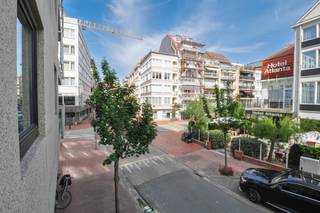 Zuidgericht appartement, op een boogscheut van het Rubensplein en de zeedijk.Indeling: inkomhall met vestiaire. Zonnige woonkamer met open zicht op...