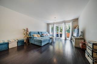 We Invest presenteert met plezier dit aangename gelijkvloerse appartement, ideaal gelegen op een steenworp van het Shopping Center van Nijvel, winkels, scholen, belangrijke invalswegen en alle dagelijkse voorzieningen.<br /><br />Gelegen op de gelijkvloerse verdieping van een mede-eigendom biedt dit appartement een bewoonbare oppervlakte van ongeveer 80 m². Het onderscheidt zich door zijn aangename lichtinval, uitstekende staat van onderhoud en praktische indeling.<br /><br />Bij het binnenkomen komt u in de inkomhal die toegang geeft tot de verschillende leefruimtes. De leefruimte bestaat uit een gezellige woonkamer, een eetkamer en een keuken, die samen een comfortabele en functionele woonomgeving creëren. Dankzij de vele raampartijen geniet het appartement de hele dag door van een mooie natuurlijke lichtinval.<br /><br />Vanuit de woonkamer heeft u rechtstreeks toegang tot een zuidgericht terras van 25 m², waar u optimaal kunt genieten van zonnige dagen.<br /><br />Het nachtgedeelte omvat twee slaapkamers, een badkamer en een aparte wasruimte, wat zorgt voor extra comfort in het dagelijks leven.<br /><br />Daarnaast beschikt het appartement over een private kelder, ideaal als extra bergruimte.<br /><br />Op technisch vlak beschikt het appartement over een EPC-label D en een conforme elektrische installatie. Dankzij de uitstekende algemene staat kunnen de toekomstige eigenaars het appartement betrekken zonder grote renovatiewerken te moeten uitvoeren.<br /><br />Dankzij de gunstige ligging, vlak bij alle voorzieningen, en het ruime zuidgerichte terras is dit appartement ideaal voor een alleenstaande, een koppel, een klein gezin of als investering.<br /><br />Wenst u meer informatie of een bezoek te plannen? Neem gerust contact met ons op.