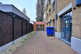 Kantoor van ca. 63 m² op een centrale ligging te Roeselare-Rumbeke. Ideale kantoorruimte voor starters of vrije beroepen. Troeven: - eigen kitchenette in aparte ruimte- sanitair- serverlokaal/berging- 2 verschillende kantoren/vergaderalenVeel lichtinval door ramen op 2 zijden.Bent u op zoek naar bedrijfsvastgoed bestaande uit een kantoor te huur in Roeselare? Aarzel dan niet om ons te contacteren op het nummer 051 21 22 23.