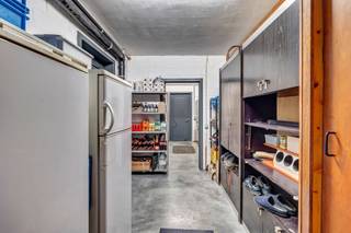 <p>Deze uitzonderlijke eigendom combineert wonen en werken op één locatie. </p><p>Het pand omvat een woning van ±312 m², een dubbele garage, een atelier/werkplaats van ±300 m² en een ruime tuin.</p><p></p><p>Via de zijkant betreedt u de inkomhal, het hart van het gelijkvloers. Rechts ligt de wasplaats met aansluitend een etalageruimte met straatzicht. Links vindt u een grote bergruimte, opgesplitst in opslag en vestiaire, met achterdeur naar atelier en tuin. </p><p>Via de dubbele garage komt u in een patio met drie extra ruimtes: technische ruimte, fietsenberging en seizoensopslag.</p><p></p><p>Op de eerste verdieping bevindt zich de open leefruimte met eetplaats en volledig uitgeruste keuken met ontbijthoek en tuinzicht.</p><p> De keuken geeft toegang tot bureau en terras. De circulaire indeling leidt naar de centrale hal met gastentoilet.</p><p></p><p>De tweede verdieping telt drie slaapkamers en een badkamer met ligbad, douche, toilet en dubbele lavabo.</p><p>Het atelier is volledig afgescheiden en bereikbaar via een oprit voor bestelwagens. Er is een ontvangst- of wachtruimte met toegang tot atelier en bureau, en een laad- en loszone via een poort van 3 x 3,5 m. Ideaal voor opslag, ambacht of productie.</p><p></p><p>Achteraan ligt een tuin van ±750 m² met tuinberging en overdekt terras. </p><p>Gelegen in ambachtelijke zone met uitbreidingsmogelijkheden en optie tot aankoop van de te renoveren woning naast nr. 49. </p><p>Een unieke kans op toplocatie!</p>