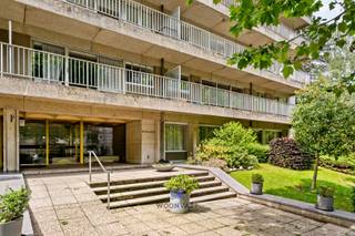 Ontdek dit uitzonderlijk lichtrijke penthouse-duplex, gelegen op de 6de en 7de verdieping van een verzorgd gebouw aan de gegeerde Avenue du Lycée Français. Met een bewoonbare oppervlakte van ca. 145 m² en maar liefst 67 m² aan terrassen geniet u hier van een unieke combinatie van ruimte, comfort en buitenleven.<br /><br />De woning verwelkomt u met een ruime inkomhal met ingebouwde kasten, een volledig uitgeruste keuken en een aangename leefruimte met open haard en grote raampartijen die zorgen voor een overvloed aan natuurlijk licht. Verder beschikt het appartement over drie volwaardige slaapkamers (± 13 m², 12 m² en 18 m²), waarvan twee met ingebouwde kasten, en twee badkamers.<br /><br />Dankzij de uitstekende oriëntatie op het oosten en zuidwesten, de beperkte inkijk en de royale terrassen geniet u de hele dag door van zon, rust en privacy.<br /><br />Bijkomende troeven zijn de conforme elektriciteit, geblindeerde deur, dubbele beglazing, een privatieve kelder en de aanwezigheid van een conciërge in het gebouw.<br /><br />Voor investeerders vormt dit eveneens een interessante opportuniteit: het appartement is momenteel verhuurd aan € 1.860 per maand exclusief lasten, wat neerkomt op een bruto huurrendement van circa 3,8%.<br /><br />Ideaal gelegen nabij scholen, winkels, openbaar vervoer en belangrijke verbindingswegen. Bovendien bevindt het appartement zich vlak naast het Lycée Français, op een steenworp van de groene zonesvan De Kauwberg en de Sauvagère, nabij de stations van Calevoet en Moensberg en met een vlotte verbinding naar de Ring.<br /><br />Een zeldzame opportuniteit voor wie op zoek is naar ruimte, licht, privacy en uitzonderlijke buitenruimtes in het hart van Ukkel.<br /><br />Interesse? Contacteer Morgane via morgane@woonvast.be of 0498 60 61 75 voor meer informatie of een bezoek.