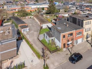 Projectgrond op 859m² op centrale ligging in Borsbeek.Momenteel staat er een te renoveren half-open bebouwing op en 18 garagesstedenbouwkundige...