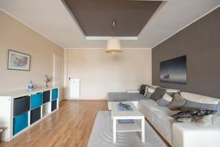 <strong>Appartement op de eerste verdieping, inclusief garage, nabij het centrum van Hoevenen!</strong><br /><br />Bent u op zoek naar <strong>appartement met potentieel</strong> in het centrum van Hoevenen?<br />Dan is dit <strong>appartement inclusief garage</strong> precies wat u zoekt!<br /><br /><strong>Indeling</strong><br />Via de gemeenschappelijke inkomhal bereiken we het appartement op de eerste verdieping. De <strong>private inkomhal</strong> geeft toegang tot de ruime <strong>leefruimte </strong>op laminaat, ingedeeld in een zit- en eethoek en voorzien van elektrische rolluiken.<br /><br />De <strong>volledig geïnstalleerde keuken</strong> is net vernieuwd en heeft enkel nog wat afwerking nodig.<br /><br />Verder vinden we een <strong>aparte berging</strong> met aansluiting voor wasmachine en de <strong>badkamer </strong>voorzien van douchecabine, lavabomeubel en een toilet.<br /><br />Tot slot zijn er <strong>twee slaapkamers</strong>, voorzien van rolluiken, waarvan één toegang geeft tot het terras.<br /><br /><strong>Extra informatie</strong><br /><strong>✔ EPC-label C - 244 kWh/ (m² jaar)</strong><br /><strong>✔ Elektriciteit conform</strong><br /><strong>✔ Asbestveilig!</strong><br /><strong>✔ </strong>Inclusief <strong>garagebox </strong>met elektrische poort!<br /><strong>✔ Gemeenschappelijke kosten = +-160 EUR/maand:</strong> Voorschot verwarming, privatief waterverbruik, onderhoud + elektriciteit gemeenschappelijke delen, syndicus, blokpolis.<br /><strong>✔ </strong>Verkoop vindt plaats onder het <strong>registratiestelsel</strong><br /><br /><strong>Interesse?</strong><br />Mis deze opportuniteit niet!<br />📞 03/568 03 03<br />✉️ info@vastgoed03.be