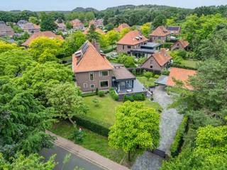 <u><strong>Instapklare en ruime halfopen bebouwing met Tiny House op een perceel van 10a67ca in Maasmechelen</strong></u><br /><br />Bent u op zoek naar een ruime, instapklare gezinswoning op een toplocatie in het groen? Dan zal deze prachtige halfopen bebouwing, gelegen aan de Paul Nicoulaan 23 in Maasmechelen, u zonder twijfel weten te bekoren.<br /><br />De woning is gelegen op een mooi perceel van 10 are 67 centiare en beschikt over een bewoonbare oppervlakte van ca. 283 m². Hier geniet u van een unieke combinatie van ruimte, comfort, privacy en een uitstekende ligging nabij natuur, wandel- en fietsroutes.<br /><br />De omgeving is een absolute troef. De woning bevindt zich in een rustige en groene woonwijk van Maasmechelen, op korte afstand van het uitgestrekte Nationaal Park Hoge Kempen, waar natuurliefhebbers eindeloos kunnen wandelen, fietsen en ontspannen. Daarnaast bevinden winkels, scholen, openbaar vervoer en belangrijke verbindingswegen zich in de nabije omgeving, waardoor u geniet van een ideale balans tussen rust en bereikbaarheid.<br /><br /><strong>Indeling</strong><br /><br />Bij het betreden van de woning komt u terecht in de inkomhal met een apart gastentoilet en een praktische inloopdouche op het gelijkvloers.<br />Verder loopt de hal over in de gezellige leefruimte, die op een stijlvolle manier wordt gescheiden van een extra polyvalent hoekje door een doorkijkhaard . De grote open keuken vormt samen met de eetkamer het hart van de woning en is uitgerust met een centraal keukeneiland, kwaliteitsvolle toestellen en alle nodige comfort. Dankzij de grote glaspartijen geniet u hier van een overvloed aan natuurlijk licht en een prachtig zicht op de tuin.<br />Aansluitend bevindt zich een praktische berging, volledig voorzien van maatkasten en een uitgietbak.<br /><br />Op de eerste verdieping bevinden zich drie slaapkamers, waarvan één momenteel ingericht is als dressing. Daarnaast vindt u hier een ruime badkamer uitgerust met een inloopdouche, ligbad en wasmeubel.<br /><br />De tweede verdieping biedt nog eens drie extra kamers. Momenteel worden deze ruimtes gebruikt als bureauruimte, opbergkamer en slaapkamer, maar ze kunnen uiteraard volledig naar eigen wens worden ingericht.<br /><br />De woning is bovendien volledig onderkelderd en beschikt over verschillende praktische ruimtes. Hier bevindt zich onder andere de wasruimte met aansluitingen voor wasmachine en droogkast.<br /><br /><strong>Buitenruimte</strong><br /><br />Ook buiten heeft deze woning bijzonder veel te bieden. De volledig aangelegde en omheinde tuin vormt een oase van rust en privacy. Rondom de woning werd een ruim terras aangelegd, waardoor u op elk moment van de dag optimaal kunt genieten.<br /><br />Een absolute meerwaarde is het volledig uitgeruste Tiny House achteraan in de tuin. Dit beschikt over een keukentje, een gezellige zit- en eethoek, een badkamer met toilet, douche en wasmeubel en een slaapgedeelte op de verdieping. Ideaal als gastenverblijf, praktijkruimte, kangoeroewoning, hobbyruimte of voor een inwonend familielid.<br /><br />Daarnaast bevindt zich achteraan nog een praktisch tuinhuis voor het opbergen van tuinmateriaal en fietsen.<br />De ruime oprit biedt voldoende parkeergelegenheid op eigen terrein.<br /><br /><strong>Troeven</strong><br />✔ Perceel van 10a67ca<br />✔ Bewoonbare oppervlakte van ca. 283 m²<br />✔ 6 slaapkamers mogelijk<br />✔ Volledig onderkelderd<br />✔ Ruime en lichtrijke leefruimtes<br />✔ Moderne open keuken met keukeneiland<br />✔ Volledig aangelegde en omheinde tuin<br />✔ Volledig uitgerust Tiny House<br />✔ Rustige ligging nabij Nationaal Park Hoge Kempen<br />✔ Vlotte verbinding naar winkels, scholen en uitvalswegen<br /><br />Spreekt deze prachtige woning in het groen u aan? Aarzel dan niet en plan vandaag nog uw bezoek in. <br /><br /><strong>Tel.: 0032(0)485 97 49 28<br />E-mail: info@co-realestate.be</strong>