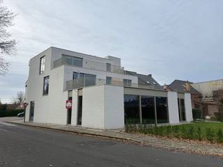 Casco gelijkvloerse handelsruimte van 225m² op commerciële ligging te koop in Wielsbeke. Het handelspand is gelegen in een kleine residentie 't Park op gunstige ligging.Ontdek deze uitzonderlijke commerciële ruimte aan de Rijksweg te Wielsbeke. Een locatie die garant staat voor zichtbaarheid en klantenverkeer voor bloeiende handelszaken.Dit is een zeldzame kans voor vrije beroepers die hier zonder beperkingen een representatieve en vlot toegankelijke praktijk- of kantoorruimte kunnen inrichten.TROEVEN- Geïsoleerd gebouw- Zonnepanelen op het gebouw- Mogelijkheid verwarmen met warmtepompen- Aluminium schrijnwerk met superisolerende beglazing- Mogelijkheid tot aankopen van 4 parkeerplaatsen Wil je meer informatie over dit handelspand? Contacteer ons via 056 605 605 of rob.vandaele@dewaele.com!