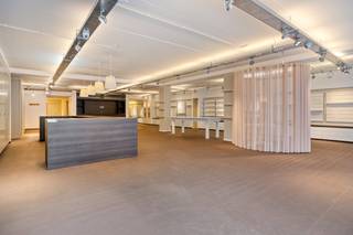 Dit handelspand is strategisch gelegen in het centrum van Torhout, op wandelafstand van de markt en goed bereikbaar met de auto en het openbaar vervoer.Met een vloeroppervlakte van ca. 400m² geniet u hier van een grote vrijheid om uw commerciële droom te realiseren. Naast de mooie grote winkeloppervlakte is er nog een apart kantoor, keuken, sanitair en verschillende bergruimtes beschikbaar. De toegang tot de handelsruimte is via een automatische schuifdeur en er is ook een aparte zijingang. Een extra troef is de brede gevel met grote raampartijen waardoor je een prachtige etalage kan creëren. Dit pand kan onderhevig zijn aan de renovatieverplichting die door de Vlaamse overheid wordt opgelegd voor niet-residentiële gebouwen die worden omgevormd tot woongelegenheid. Consulteer voor meer informatie de website van het Vlaams Energie- en Klimaatagentschap via https://www.energiesparen.be/nr/renovatieverplichting.Bent u geïnteresseerd in bedrijfsvastgoed bestaande uit een handelspand te koop in Torhout? Aarzel dan niet om ons te contacteren op het nummer 051 21 22 23.