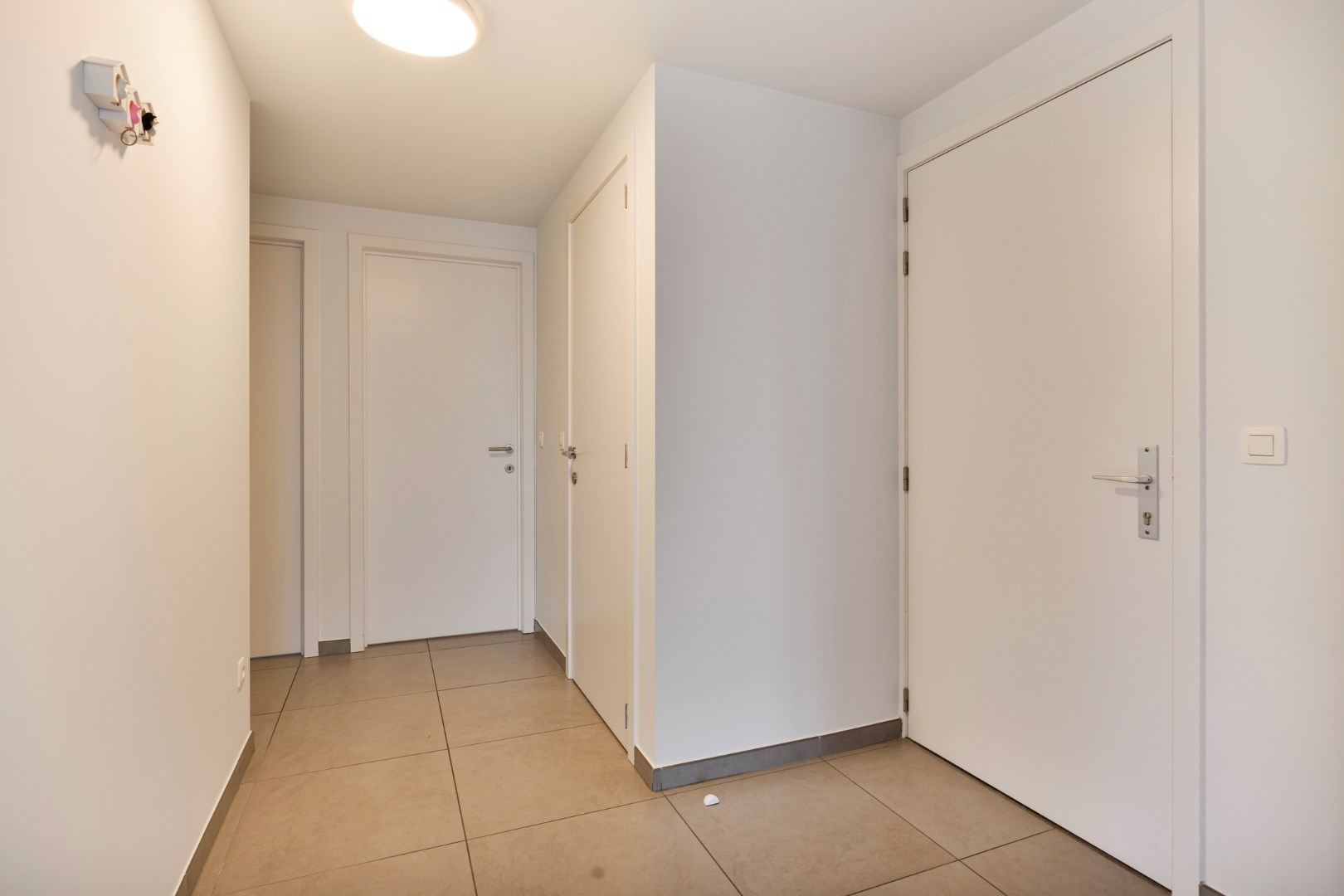 Ruim en lichtrijk appartement met 2 slaapkamers, terras en autostaanplaats vlakbij autostrade - EPC 108 kWh/m² - foto 2