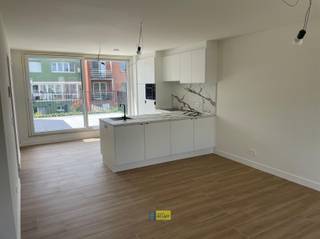 <p><span>Ruim en lichtrijk duplex appartement met 2 slaapkamers in Lier</span></p><p><span>Dit moderne duplex appartement maakt deel uit van een kleinschalig nieuwbouwproject en combineert ruimte, licht en comfort op een doordachte manier.</span></p><p><span>De leefruimte met open keuken bevindt zich op het eerste niveau en geniet van veel natuurlijk licht dankzij de grote raampartijen. Aansluitend is er een aangename buitenruimte die zorgt voor extra wooncomfort.</span></p><p><span>Op het tweede niveau bevinden zich </span><span>2 volwaardige slaapkamers</span><span>, ideaal voor koppels, een klein gezin of wie extra ruimte wenst voor een bureau of hobbykamer. Verder is er een praktische badkamer en voldoende bergruimte voorzien.</span></p><p><span>Dankzij de duplexindeling geniet u van een duidelijke scheiding tussen leef- en slaapgedeelte, wat bijdraagt aan rust en privacy.</span></p><p><span>Het appartement is voorzien van zonnepanelen en een thuisbatterij, wat bijdraagt aan een energiezuinig verbruik. Het geschatte E-peil bedraagt ongeveer E10, wat wijst op een zeer energie-efficiënt appartement. </span></p><p><span>Gelegen in Lier met een goede bereikbaarheid en in de nabijheid van winkels, scholen en belangrijke verbindingswegen.</span></p><p><span>Kortom: een comfortabel en modern appartement met een huiselijk gevoel, verdeeld over twee niveaus.</span></p>