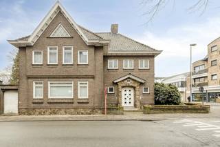 Vous recherchez l'équilibre parfait entre vie et travail, ou une maison spacieuse ? Cette ancienne résidence médicale sur un terrain de 600 m² offre une rare combinaison de confort et d'opportunités professionnelles.Grâce aux deux halls d'entrée séparés, la vie privée et la profession restent strictement séparées. La partie pratique est bien organisée et comprend :Une salle d'attente accueillante.Quatre armoires séparées, idéales pour un professionnel libéral, un cabinet de groupe ou un bureau à domicile.Espace de vie spacieuxL'espace privé est spacieux et baigné de lumière. Avec quatre chambres complètes, c'est une maison familiale idéale. Un avantage majeur est l'escalier fixe menant au grenier, qui offre d'innombrables options pour des pièces supplémentaires, une salle de loisirs ou un studio.Rangement et espace extérieurLes espaces pratiques ne manquent pas. La maison dispose d'un garage très spacieux et d'un abri de jardin pratique. Dans le jardin, vous pourrez profiter de la paix et de l'intimité nécessaires sur un terrain suffisamment grand pour vous détendre, sans sacrifier l'entretien. Il y a également un sous-sol très spacieuxEn bref : un bâtiment polyvalent avec du caractère et du potentiel dans un excellent emplacement.gestionnaire de fichiers, Amin Drif - 0493 25 46 78 - amin.drif@dewaele.comCe bien est soumis à l'obligation de rénovation imposée par le gouvernement flamand pour les bâtiments résidentiels (sauf en cas de démolition dans les 5 ans suivant l'achat). Pour plus d'informations, veuillez consulter le site web de l'Agence flamande de l'Énergie et du Climat via https://www.vlaanderen.be/een-woning-kopen/renovatieverplichting-voor-residentiele-gebouwen