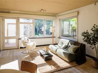 <p><span>GENTBRUGGE - Grondig te renoveren gelijkvloers appartement met zonnige tuin</span></p><p><span> </span></p><p><span>Gelegen in de Mellestraat 98 te Gentbrugge, vinden we dit te renoveren gelijkvloers appartement. </span></p><p><span>Dankzij de centrale ligging biedt dit appartement een toekomstgerichte woonopportuniteit, zowel voor eigen bewoning als voor wie op zoek is naar een interessante investering.</span></p><p><span> </span></p><p><span>De belangrijkste troeven:</span></p><ul><li><span>Grote raampartijen en natuurlijke lichtinval</span></li><li><span>Vlotte verbinding naar het centrum, winkels en openbaar vervoer</span></li><li><span>Zuid geörienteerde tuin met mogelijkheid extra atelier/hobbyruimte (+- 35 m²)</span></li><li><span>Geen gemeenschappelijke kosten</span></li><li><span>Mogelijkheid voor tweede slaapkamer</span></li><li><span>Eigen aparte ingang</span></li><li><span>Veel potentieel bij renovatie</span></li><li><span>Ruim appartement van 85 m² ( 120 m² inclusief atelier)</span></li></ul><p><span> </span></p><p><span>Indeling: </span></p><p><span>Inkom op heden via aparte toegang langs de garagepoort. mogelijkheid voor een extra slaapkamer, leefruimte met open keuken, aangename zithoek, toegang tot de zonnige tuin.</span></p><p><span>Verder beschikt het appartement over een badkamer met douche en ruime slaapkamer.</span></p><p><span> </span></p><p><span>Belangrijk: </span></p><p><span>Richtprijs: </span><span>199.000 EUR</span></p><p><span>EPC:</span><span> 663 kWh/m² jaar </span></p><p><span> </span></p><p><span>Interesse? contacteer Axel Lenaerts makelaars voor meer info via 09 245 24 24 of <span>hannelore@axellenaerts.be</span></span><span> </span></p><p><span> </span></p><p><span> </span></p>