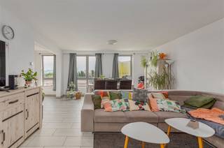 <p><span>Cet appartement de 2 chambres à coucher prêt à l'emploi est à vendre dans une propriété de rendement sur Groenendaallaan à Merksem. L'emplacement est stratégique : proche des transports en commun (tram et bus), des commerces (Carrefour, Action) et avec un accès facile au Ring d'Anvers. Idéal pour ceux qui investissent dans l'accessibilité et le rendement !</span></p><p><span>L'appartement est situé dans un immeuble bien entretenu et en très bon état. L'appartement est actuellement loué, vous bénéficiez donc immédiatement d'un rendement garanti. Un excellent investissement donc.</span></p><p><span>L'espace de vie est particulièrement agréable grâce à la </span><span>disposition en L</span><span> et aux </span><span>grandes fenêtres</span><span> qui apportent une belle luminosité. La </span><span>cuisine ouverte</span><span> est entièrement équipée et se connecte parfaitement à l'espace de vie. Le </span><span>spacieux hall d'entrée</span><span> donne accès à des </span><span>toilettes séparées</span><span> et à </span><span>un débarras</span><span>, ce qui ajoute à la sensation de confort. À l'arrière se trouvent deux </span><span>chambres de taille normale</span><span>, avec un accès direct à une </span><span>terrasse spacieuse.</span><span> </span></p><p><span>En prime, il est possible d'acheter l'ensemble de l'immeuble. Parfait pour ceux qui recherchent un portefeuille de biens sûrs et solides.</span></p><p><span>Vous êtes à la recherche d'un investissement sans souci avec un revenu locatif direct ? Alors cet appartement à Merksem est exactement ce que vous cherchez !</span></p><p><span> </span></p><p><span>Aménagement de l'appartement</span></p><ul><li><span>Hall d'entrée</span></li><li><span>Toilettes séparées pour les invités</span></li><li><span>Rangement</span></li><li><span>Espace de vie lumineux</span></li><li><span>Cuisine ouverte entièrement équipée</span></li><li><span>Salle de bains avec douche et lavabo</span></li><li><span>Chambre 1</span></li><li><span>Chambre 2</span></li><li><span>Terrasse arrière spacieuse</span></li></ul><p><span> </span></p><p><span>Détails de l'appartement</span></p><ul><li><span>Situation TOP sur la Groenendaallaan à Merksem</span></li><li><span>Très bon état d'entretien</span></li><li><span>Actuellement loué</span></li><li><span>Possibilité d'acheter l'immeuble entier</span></li><li><span>Terrasse</span></li></ul><p><span> </span></p><p><span>Vous êtes intéressé par cet appartement à vendre à Merksem, vous cherchez d'autres biens immobiliers ou vous voulez connaître la valeur de votre bien ? Dans ce cas, BOLT immo est l'agence qu'il vous faut ! Nous nous ferons un plaisir de vous aider.</span><span> </span></p><p><span> </span></p>