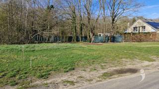 Gunstig gelegen bouwgrond van 9A 43CA groot, waar een ruime gezinswoning op kan gerealiseerd worden.Deze bouwgrond (lot 2 op het plan) is voorzien...