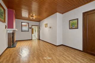 Deze charmante woning uit 1932, gelegen in het hart van Kruibeke, biedt met zijn 132 m² bewoonbare oppervlakte tal van mogelijkheden om helemaal naar eigen smaak te renoveren. <br /><br />Met drie ruime slaapkamers en een badkamer is dit huis ideaal voor wie houdt van een centrale ligging met toch een rustige touch. De gezellige tuin achteraan zorgt voor een fijne buitenruimte, perfect om te ontspannen of gezellig samen te zijn. Bovendien heb je via de achteruitweg een praktische toegang die extra privacy en gemak biedt. <br /><br />Hoewel de woning nog een flinke update kan gebruiken – de EPC-score is momenteel F – geeft dit juist de kans om het helemaal naar wens en hedendaags comfort om te vormen. Een ideale investering dus voor wie klaar is om deze klassieker nieuw leven in te blazen, in een heel aangename buurt van Kruibeke.<br /><br />Interesse? Bel 052/46.38.03<br />Of mail naar info@uw-huis.be voor meer info of een bezoek.