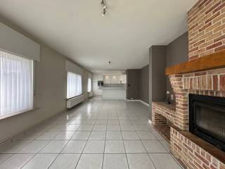 Dit instapklaar appartement is gelegen in het centrum van Staden.Het appartement heeft volgende indeling:Inkomhal, ruime leefruimte (+ gezellige...