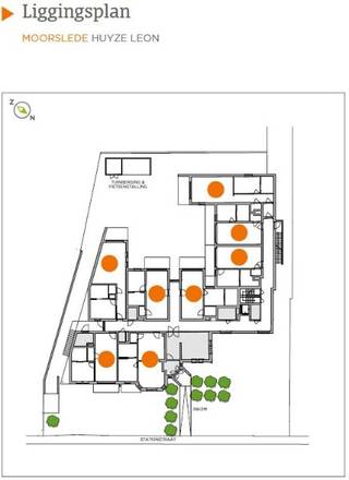 App. 79.0.01: Dit gelijkvloers appartement in hedendaagse stijl heeft 1 slaapkamer, een autostaanplaats, een terras en een bewoonbare oppervlakte van 77 m². Dit lichtrijk appartement is gelegen in de Stationstraat in Moorslede. Hier woon je op nog geen 10 minuten stappen van tal van dagdagelijkse voorzieningen. Mooi wandelen doe je in het Vierkavenbos, natuurreservaat Reutelbos of het Polygoonbos. Een buurt met een gemeenschappelijk terras en een gunstige ligging.<br /><br />Interesse of vragen? Meer info op matexi.be/moorslede of contacteer vrijblijvend onze sales consultant op 051 28 03 69.