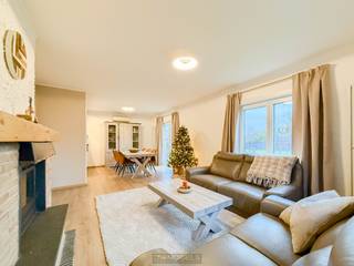 <p>Gezellig ingerichte, <strong>GELIJKVLOERSE WONING</strong> met <strong>PRACHTIG UITZICHT</strong> en instapklaar comfort op <strong>PERCEEL VAN 9 ARE</strong>. Deze charmante woning werd <strong>RECENT VERNIEUWD</strong>, waardoor ze <strong>INSTAPKLAAR</strong> is voor wie zoekt naar <strong>ZORGELOOS EN LEVENSLANG WONEN</strong>. De doordachte indeling biedt een <strong>LICHTRIJKE LEEFRUIMTE MET OPEN KEUKEN</strong>, drie volwaardige slaapkamers, <strong>TWEE MODERNE BADKAMERS</strong> en een praktische berging, die mogelijks kan worden ingericht als <strong>4<sup>DE</sup> SLAAPKAMER</strong>. Ook de <strong>ONDERGRONDSE LEIDINGEN</strong> werden volledig vernieuwd, wat bijdraagt aan een <strong>VEILIGE EN DUURZAME WOONERVARING</strong>. Buiten geniet u van een groene tuin met <strong>OPEN ZICHT OP DE ACHTERLIGGENDE VELDEN</strong>, ruim terras én een <strong>OPRIT MET VRIJSTAANDE GARAGE</strong>. Gelegen in een <strong>RUSTIGE, LANDELIJKE OMGEVING</strong>, combineert deze woning <strong>SERENE PRIVACY</strong> met vlotte bereikbaarheid vanuit Brakel en Geraardsbergen.</p>
<br />Adres: Hollebeekstraat 29 - 9660 Brakel<br /><br />G-score en P-score A, Geen renovatieverplichting van toepassing